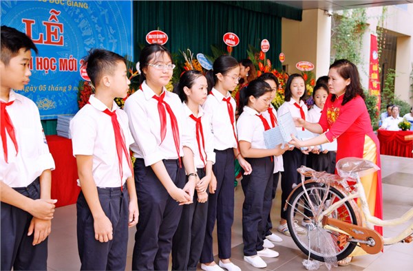 Đ.c Mai Thị Lan - Hiệu trưởng nhà trường trao quà tặng cho học sinh đầu năm học mới.JPG